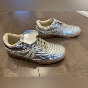 Women’s Metallic Silver Low-Top Sneakers with Gum Sole. Size 9